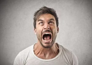 Громкий крик - причина дискомфорта в горле