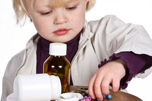 Ребенок играет с лекарством
