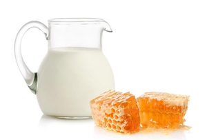 Молоко с медом – хорошее средство от кашля